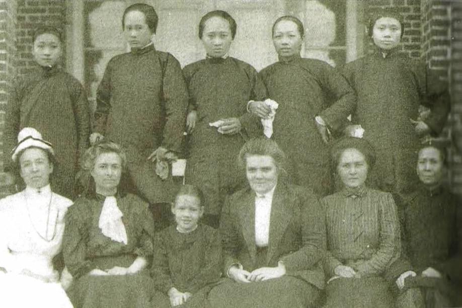 吳牧師娘與本地宣道婦合照。(圖︱淡江中學提供) 吳牧師娘與本地宣道婦合照。(圖︱淡江中學提供)