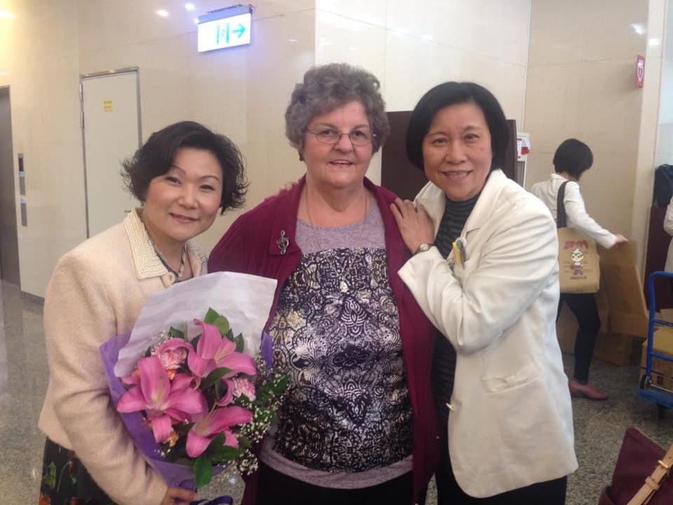 作者與籃姑娘(右一與右二) 作者與籃姑娘(右一與右二)