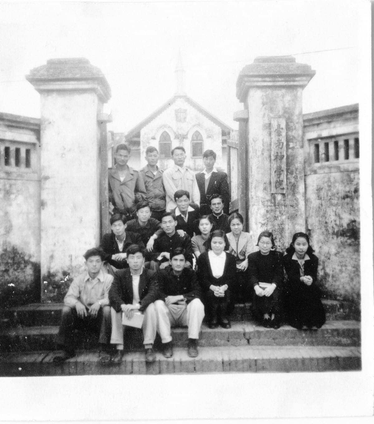 張牧師在南神校園與同學合照。 (第三排右二中間半蹲者) (圖|廖安惠) 張牧師在南神校園與同學合照。 (第三排右二中間半蹲者) (圖|廖安惠)