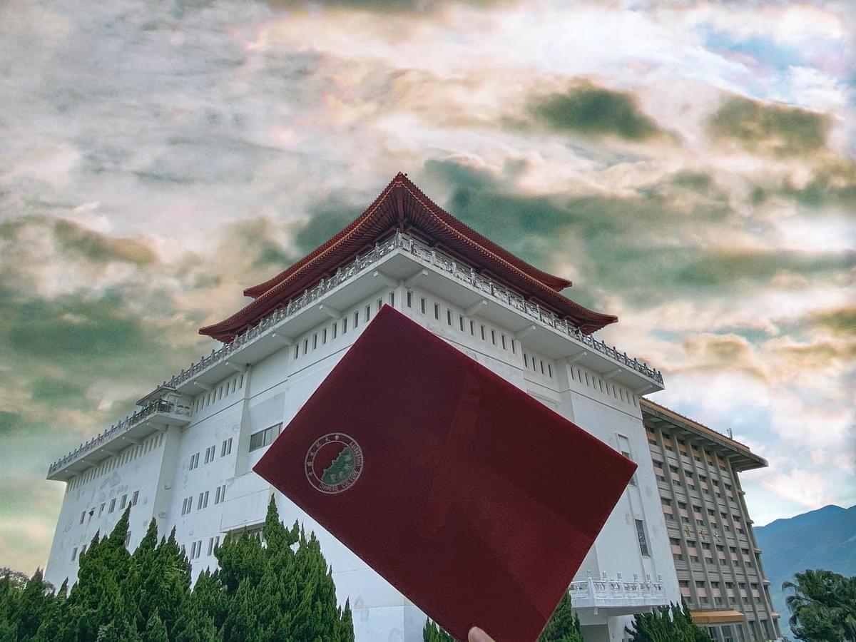 離校時,與學校和畢業證書合影。 離校時,與學校和畢業證書合影。