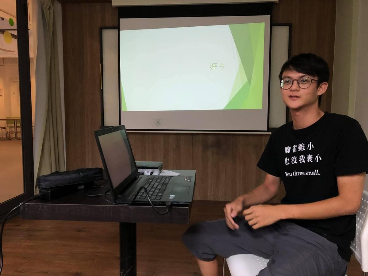 在成大SCM團契的分享。因為台南大專中心就在成大旁邊,所以住在台南大專的學生也幾乎都是成大的。 在成大SCM團契的分享。因為台南大專中心就在成大旁邊,所以住在台南大專的學生也幾乎都是成大的。