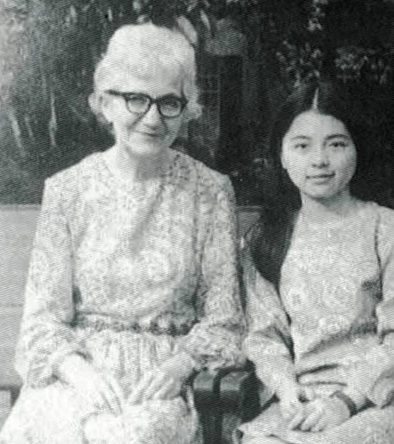 德明利姑娘(左)與作者合影。 德明利姑娘(左)與作者合影。
