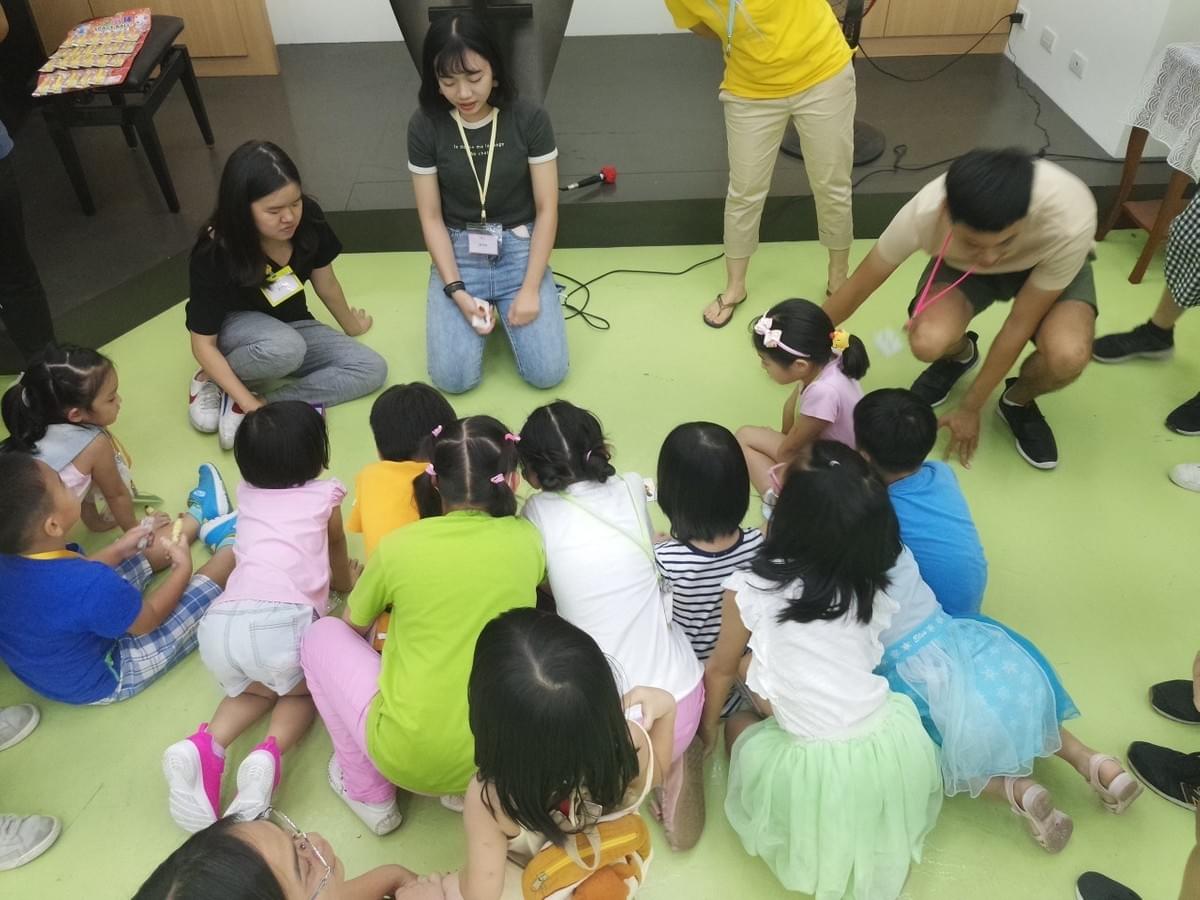 第一天帶圖卡遊戲時,小孩與我的互動很親近,他們喜歡圍繞在老師身旁。(圖|作者) 第一天帶圖卡遊戲時,小孩與我的互動很親近,他們喜歡圍繞在老師身旁。(圖|作者)