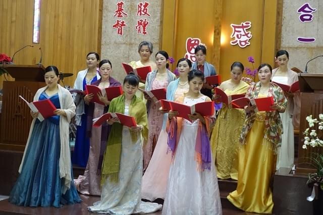 每年的十二月第一主日是迦拿團契的主日,新住民姊妹獻詩。(圖|鄭忠仁) 每年的十二月第一主日是迦拿團契的主日,新住民姊妹獻詩。(圖|鄭忠仁)