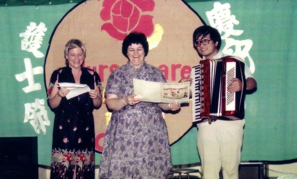 在護士節時,院內員工和籃姑娘(右二)一起表演。 在護士節時,院內員工和籃姑娘(右二)一起表演。
