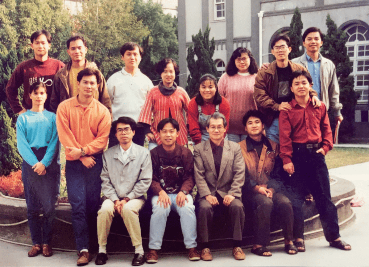 1990年與學生合照,張牧師位在第一排左五。 1990年與學生合照,張牧師位在第一排左五。