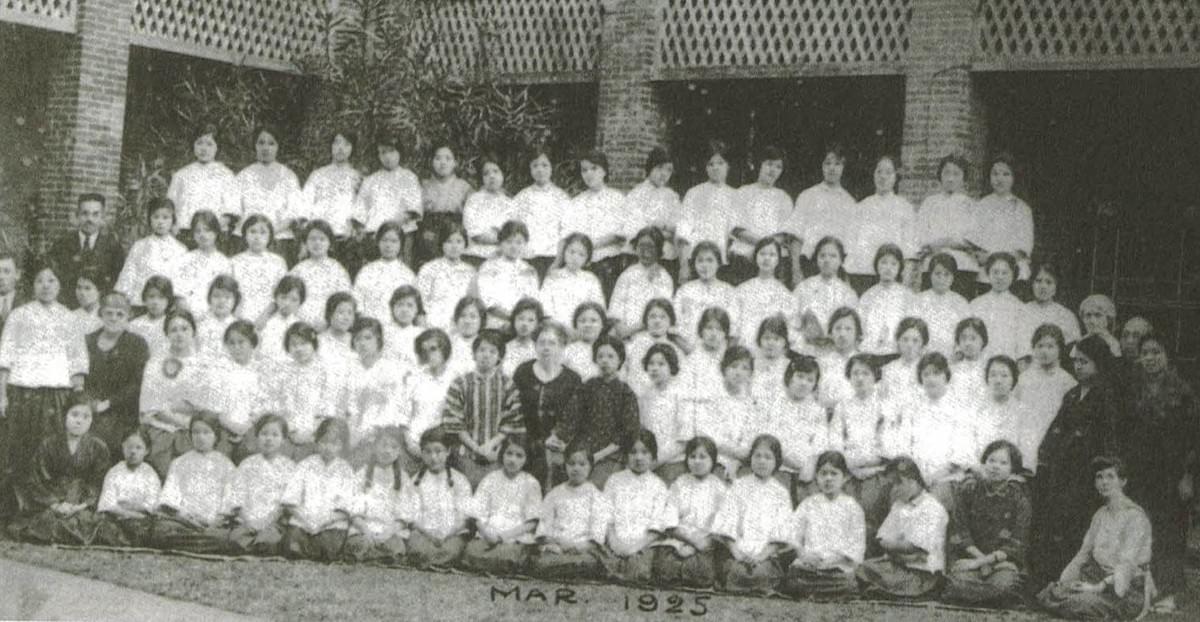 淡水女學校的學生,第二排的左邊第三個為吳牧師娘。(圖︱淡江中學提供) 淡水女學校的學生,第二排的左邊第三個為吳牧師娘。(圖︱淡江中學提供)