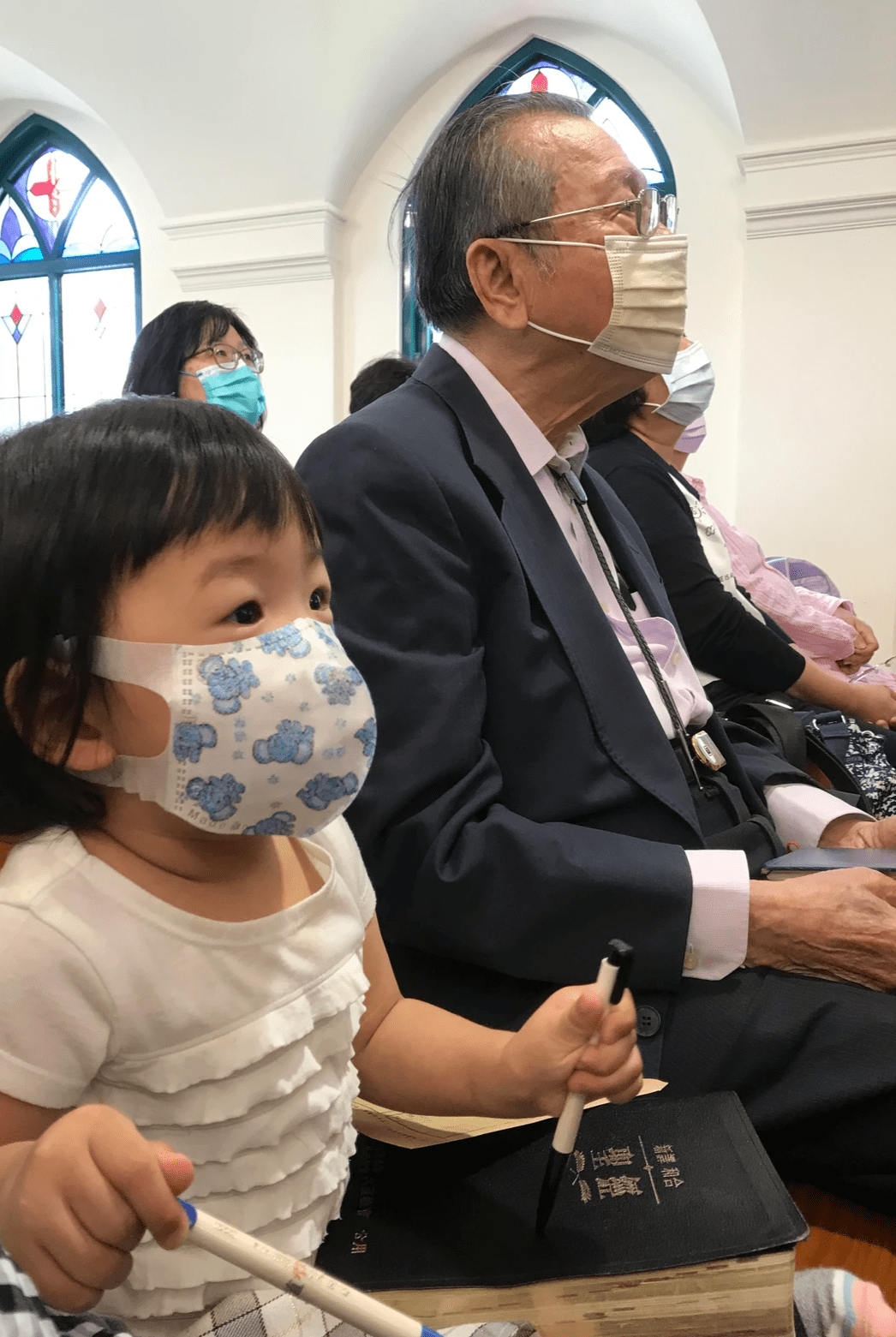 女兒跟阿祖一起做禮拜。 女兒跟阿祖一起做禮拜。