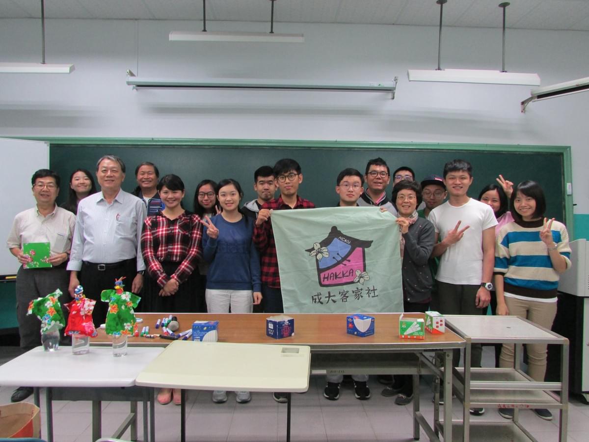 成大客家社社課結束合影留念(第一排右二為作者)。(圖|作者) 成大客家社社課結束合影留念(第一排右二為作者)。(圖|作者)