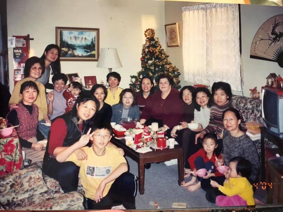 籃姑娘(右七)邀請大家到她家吃聖誕晚餐。 籃姑娘(右七)邀請大家到她家吃聖誕晚餐。