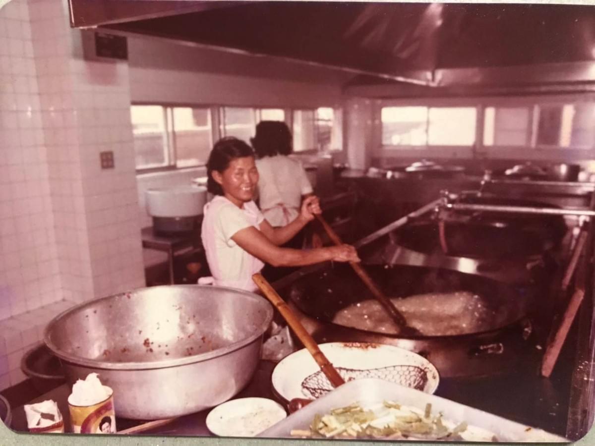 在南神餐廳從事伙食工作長達36年之久的阿丹姐。(圖|台南神學院授權提供) 在南神餐廳從事伙食工作長達36年之久的阿丹姐。(圖|台南神學院授權提供)