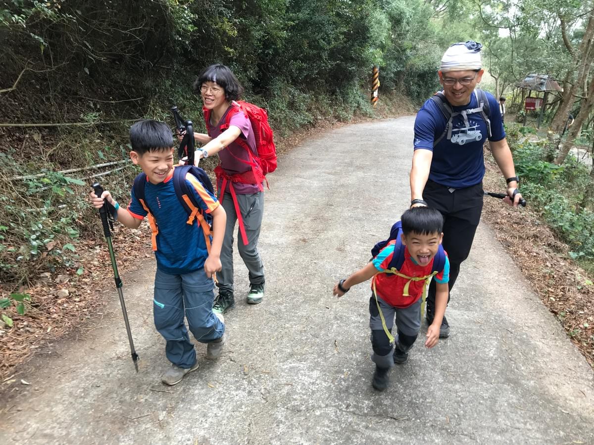 親子登山就是一起努力,身心健康和彼此相愛一樣重要。 親子登山就是一起努力,身心健康和彼此相愛一樣重要。