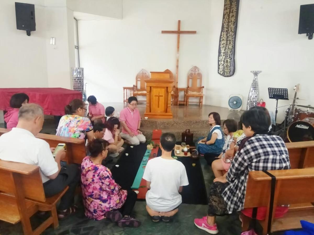 借東埔教會教堂擺設感謝茶席。(圖︱作者提供) 借東埔教會教堂擺設感謝茶席。(圖︱作者提供)