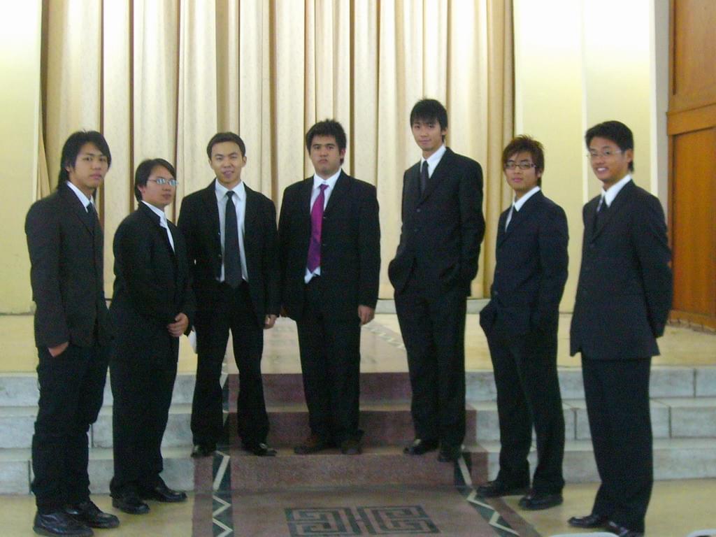 2005年12月,男聲四重唱校友團首次於淡江中學聖誕節獻詩,那一年可說是八角塔草創的起點。 2005年12月,男聲四重唱校友團首次於淡江中學聖誕節獻詩,那一年可說是八角塔草創的起點。