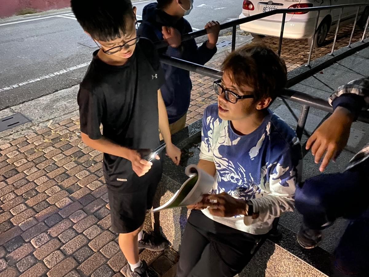 夜間陪讀結束後,學生仍會再多留下來把問題徹底釐清。當學生養成這樣的學習態度,老師其實不用太擔心他的學習了。 夜間陪讀結束後,學生仍會再多留下來把問題徹底釐清。當學生養成這樣的學習態度,老師其實不用太擔心他的學習了。