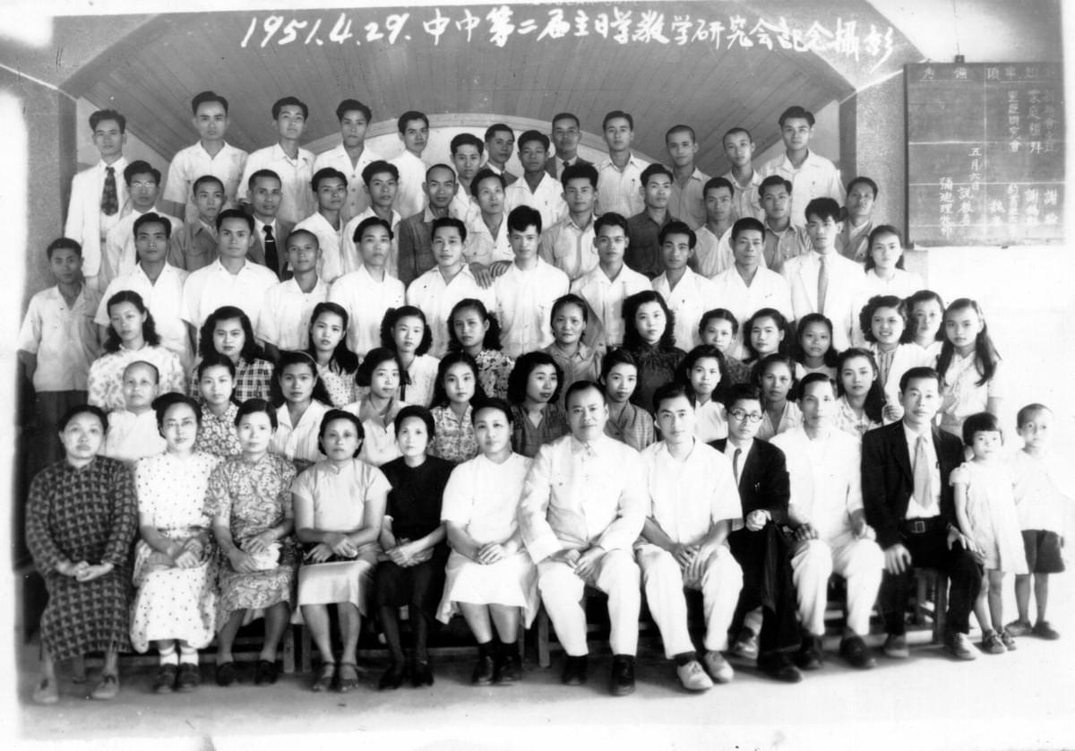 1951年4月29日台中中會第二屆主日學教學研究會。前排左六起:梁讚美牧師娘、吳天賜牧師、謝緯牧師。第四排左六:李慶耀長老,左七:謝綸長老。 (圖|謝緯家族) 1951年4月29日台中中會第二屆主日學教學研究會。前排左六起:梁讚美牧師娘、吳天賜牧師、謝緯牧師。第四排左六:李慶耀長老,左七:謝綸長老。 (圖|謝緯家族)