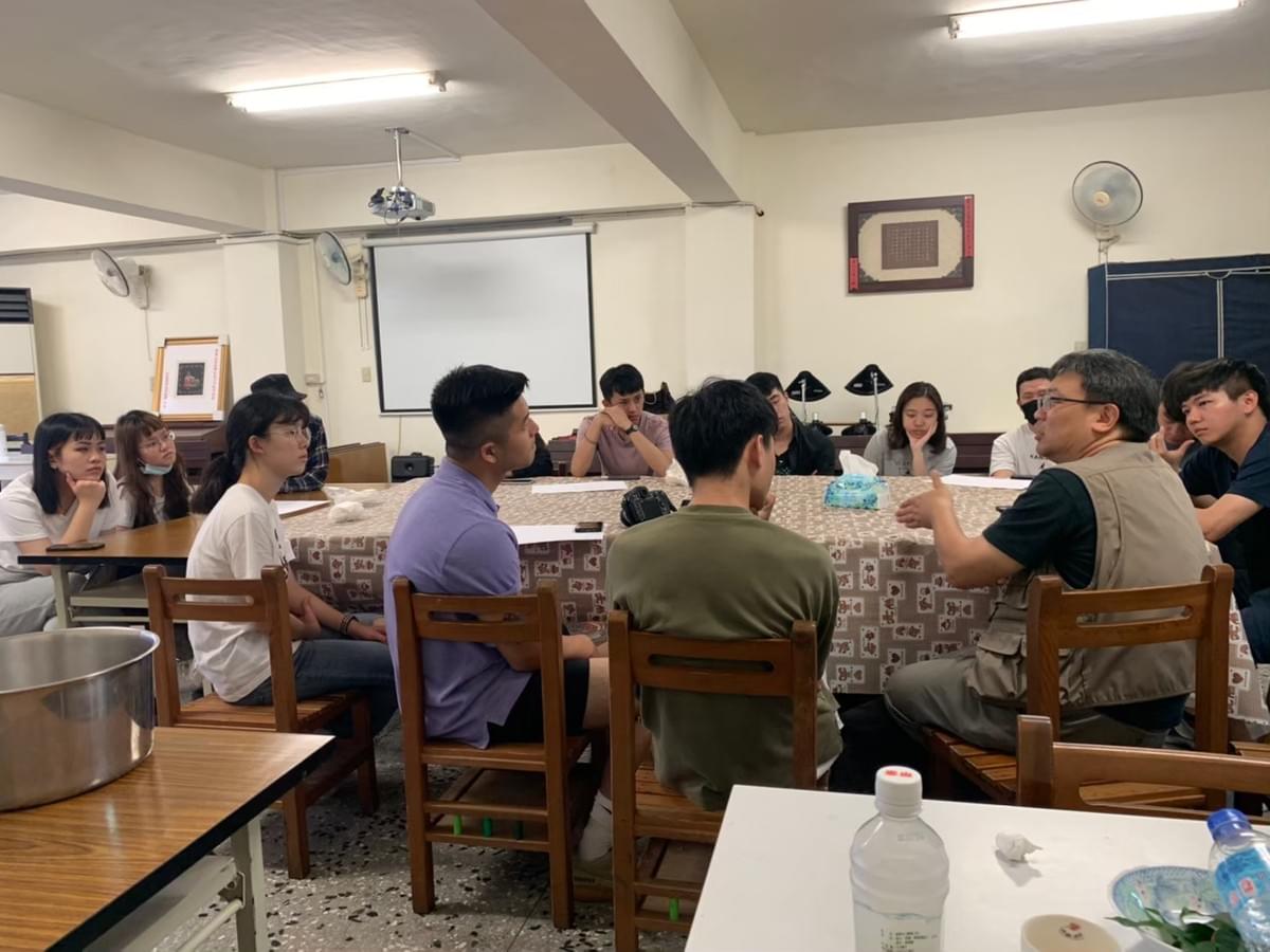 同學們都在認真的聆聽林益仁老師的分享。 同學們都在認真的聆聽林益仁老師的分享。