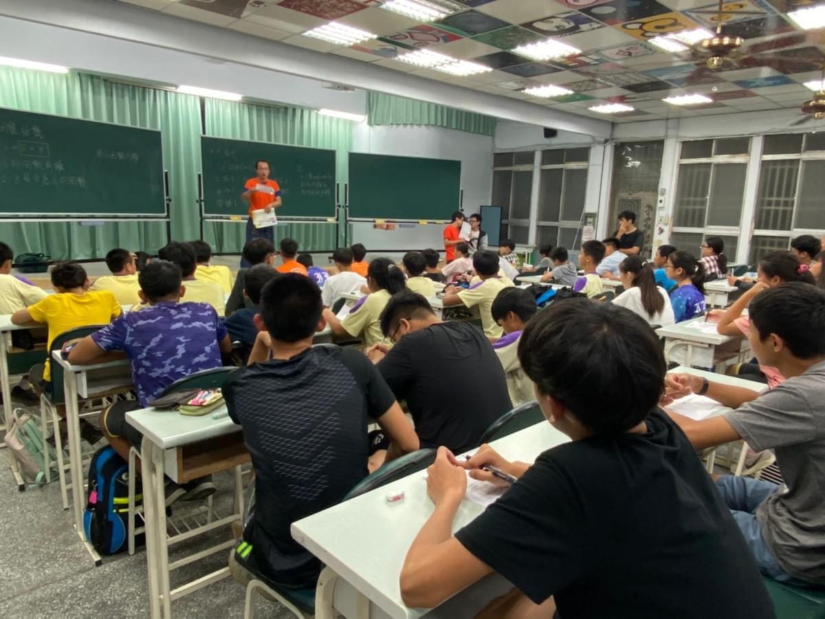 假日課輔的課程加深、加廣,讓偏鄉的孩子不弱勢。 假日課輔的課程加深、加廣,讓偏鄉的孩子不弱勢。