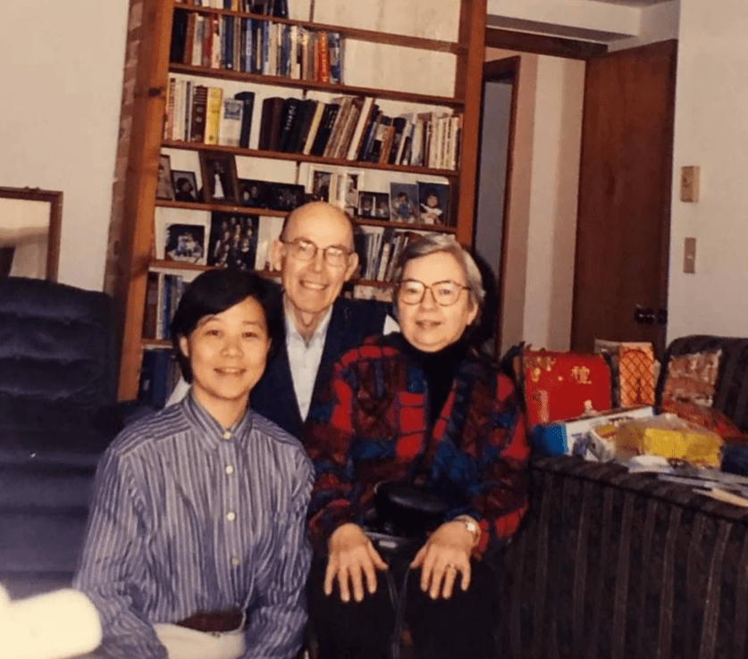 1999年晏曉蘭探望已回美4年的歐爸歐媽,並轉交東海朋友們給他們的禮物。(圖|歐家人提供) 1999年晏曉蘭探望已回美4年的歐爸歐媽,並轉交東海朋友們給他們的禮物。(圖|歐家人提供)