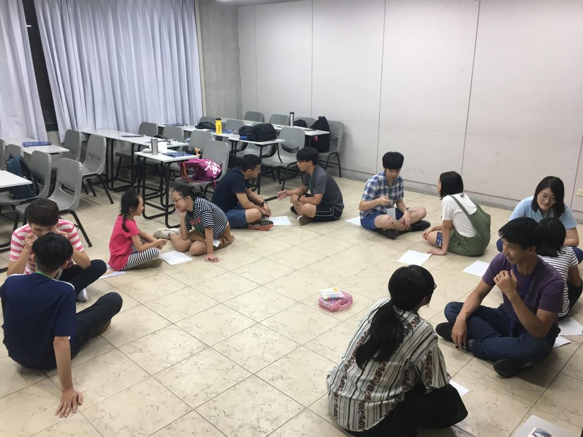工作坊「戲劇與真實」兩兩一組彼此分享故事(圖片來源:作者提供) 工作坊「戲劇與真實」兩兩一組彼此分享故事(圖片來源:作者提供)