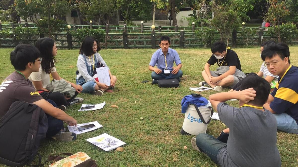 小組時間在青草地分享從神領受的感動。(圖|作者) 小組時間在青草地分享從神領受的感動。(圖|作者)