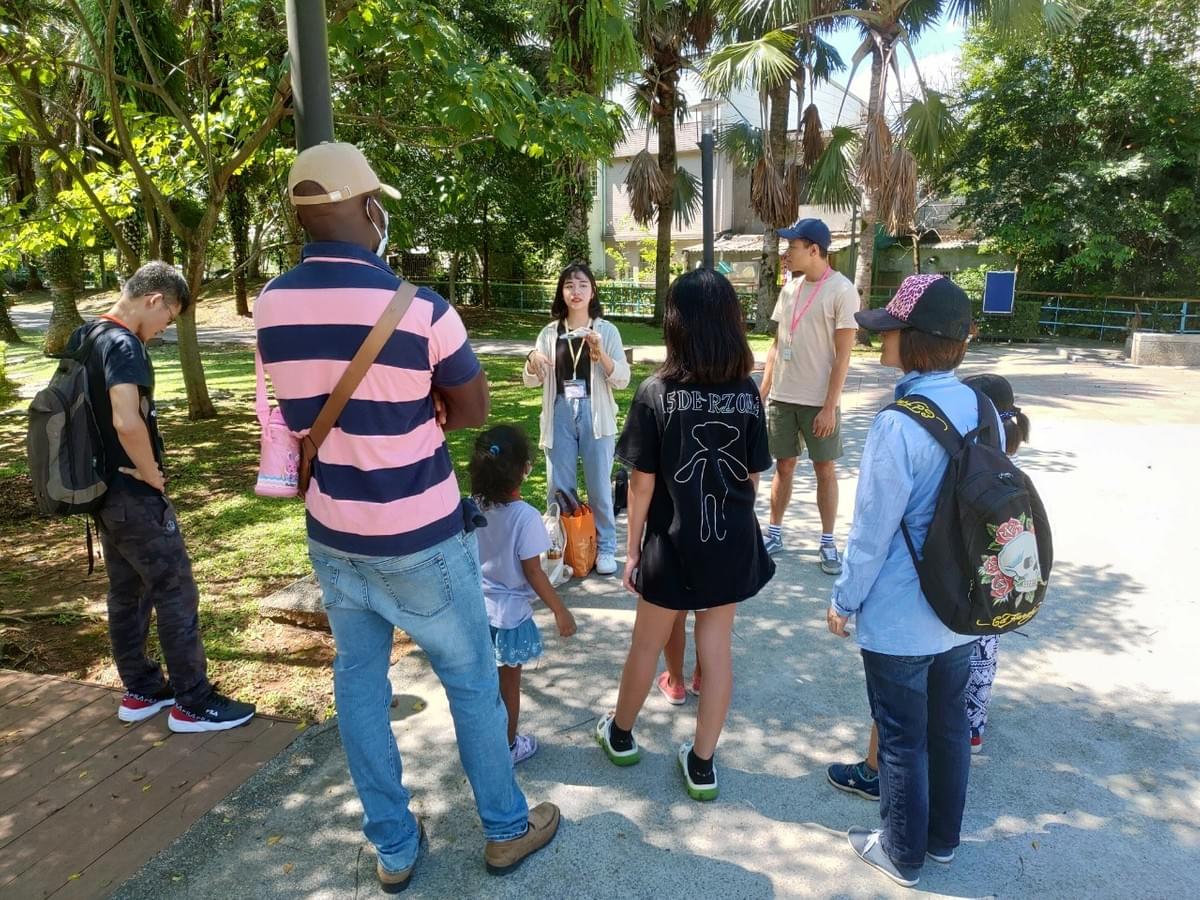 第二天在戶外當關主時,正在詳細解說遊戲規則給學員及家長聽的我。(圖|作者) 第二天在戶外當關主時,正在詳細解說遊戲規則給學員及家長聽的我。(圖|作者)