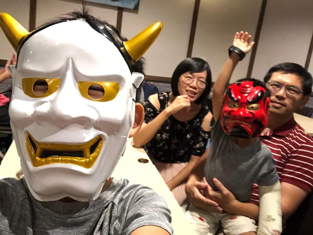 孩子像惡魔一樣無法溝通,那是因為他們是誠實的一面鏡子。 孩子像惡魔一樣無法溝通,那是因為他們是誠實的一面鏡子。