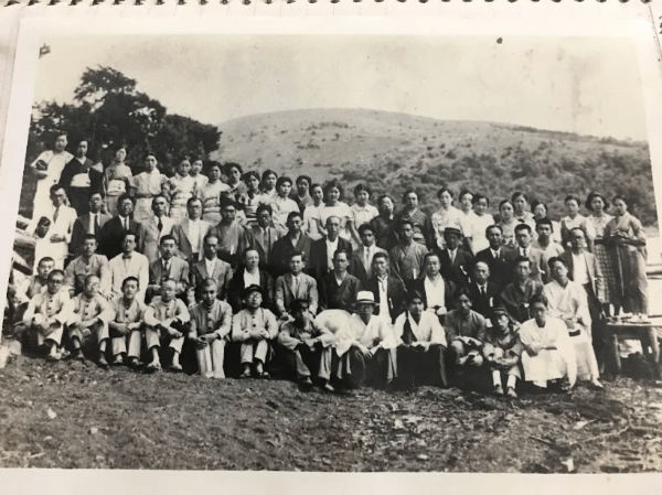 1937年7月25日林添水參加矢內原忠雄教授在富士山麓「山中湖」舉行的聖經研習營。 第二排左7矢內原忠雄,第三排左1林添水(時年31歲) 1937年7月25日林添水參加矢內原忠雄教授在富士山麓「山中湖」舉行的聖經研習營。 第二排左7矢內原忠雄,第三排左1林添水(時年31歲)