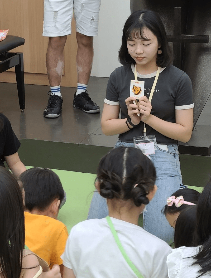 我正在講解遊戲規則,蹲下來與學員互動。(圖|作者) 我正在講解遊戲規則,蹲下來與學員互動。(圖|作者)