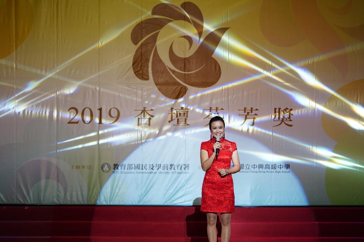 主持2019年杏壇芬芳獎頒獎典禮。 主持2019年杏壇芬芳獎頒獎典禮。