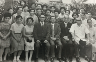 1966年日本無教會主義者高橋三郎博士來台,在台南日語聚會講道,會後 攝影。第一排由左至右:3犀川醫師夫人,4高橋三郎,6侯全成省政府委員,7、8林添水、林千代夫婦。 1966年日本無教會主義者高橋三郎博士來台,在台南日語聚會講道,會後 攝影。第一排由左至右:3犀川醫師夫人,4高橋三郎,6侯全成省政府委員,7、8林添水、林千代夫婦。