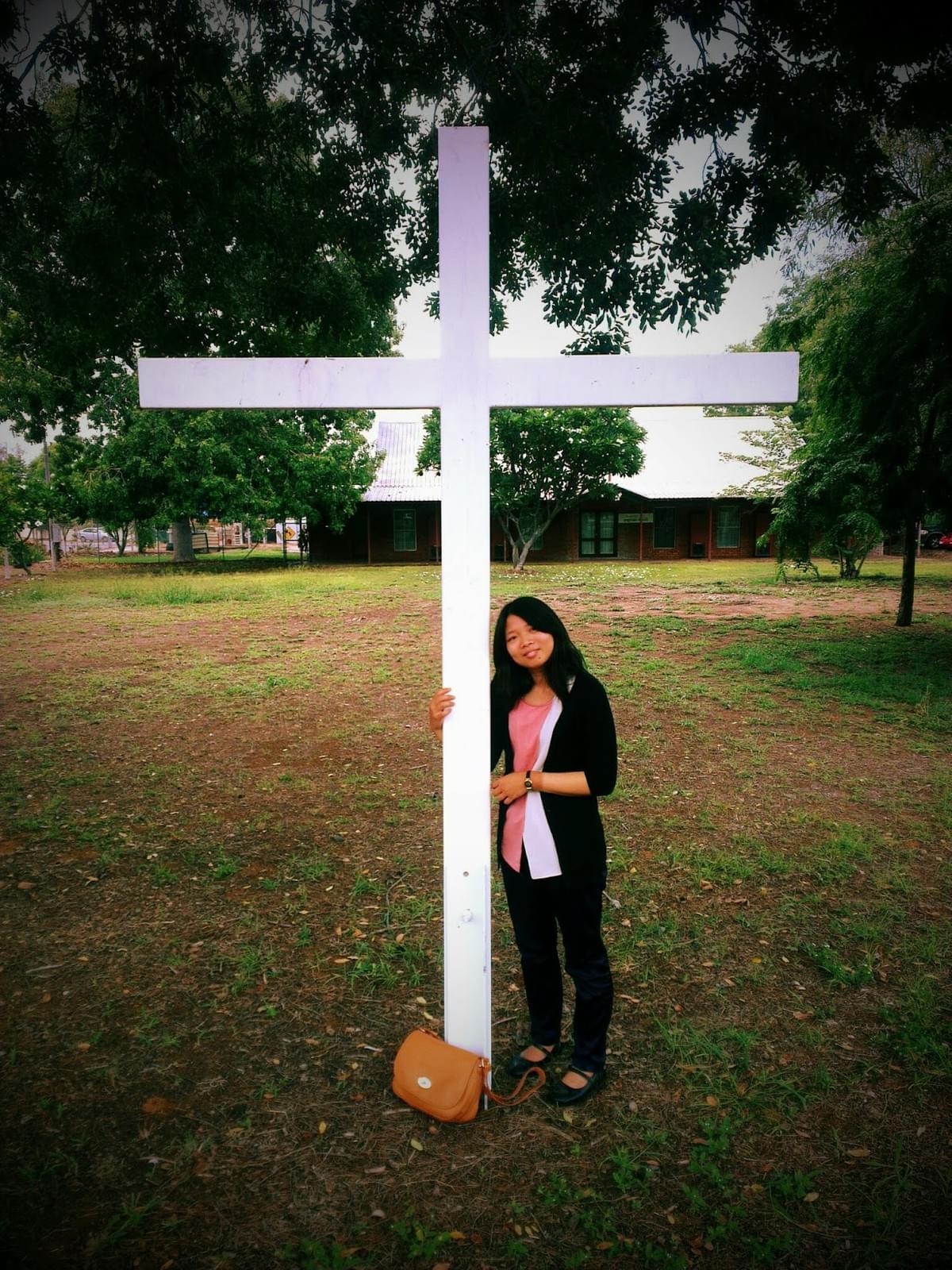 2012年於澳洲Kununurra的St. James Anglican Church前。 2012年於澳洲Kununurra的St. James Anglican Church前。