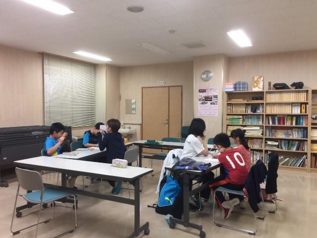 十勝帶廣學生中心愛努族學生課後陪讀。(圖|Divan Suqluman全彩雲) 十勝帶廣學生中心愛努族學生課後陪讀。(圖|Divan Suqluman全彩雲)