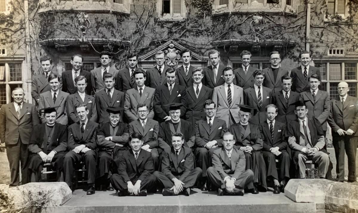 劍橋Westminster College進修,張牧師位在第一排左一。 劍橋Westminster College進修,張牧師位在第一排左一。