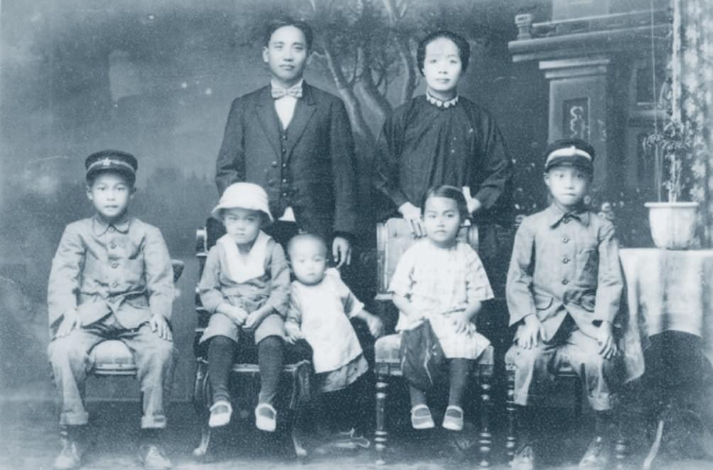 年輕的黃俟命夫婦與眾兒女。(照片來源/張瑞雄提供) 年輕的黃俟命夫婦與眾兒女。(照片來源/張瑞雄提供)