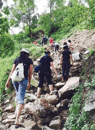 尼泊爾居民常穿著夾拖,走上山坡上的小路,這是社區間彼此聯繫的方式。(照片來源/作者提供) 尼泊爾居民常穿著夾拖,走上山坡上的小路,這是社區間彼此聯繫的方式。(照片來源/作者提供)