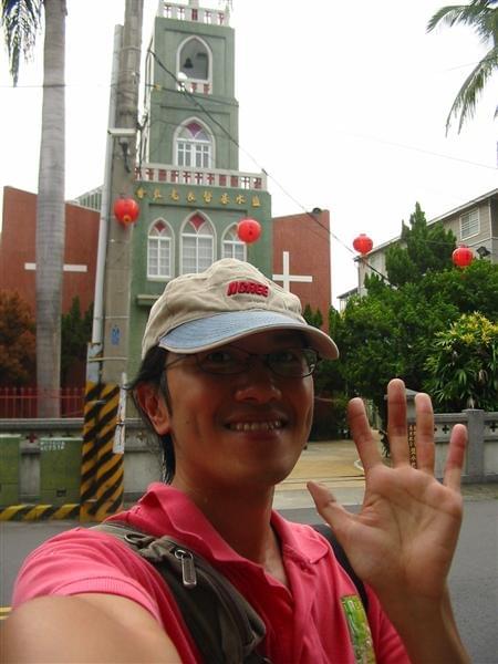 摘星計畫五:可以跟教會建築合照,也可以跟教會招牌合照,總之,能夠辨認出長老教會就可以啦。摘星五另外需要包含五的元素,以證明是該屆的摘星(不是第一屆),最方便的方式,就是打開手掌,say give me five 。(圖為長老教會總會同工提供之示範照片) 摘星計畫五:可以跟教會建築合照,也可以跟教會招牌合照,總之,能夠辨認出長老教會就可以啦。摘星五另外需要包含五的元素,以證明是該屆的摘星(不是第一屆),最方便的方式,就是打開手掌,say give me five 。(圖為長老教會總會同工提供之示範照片)