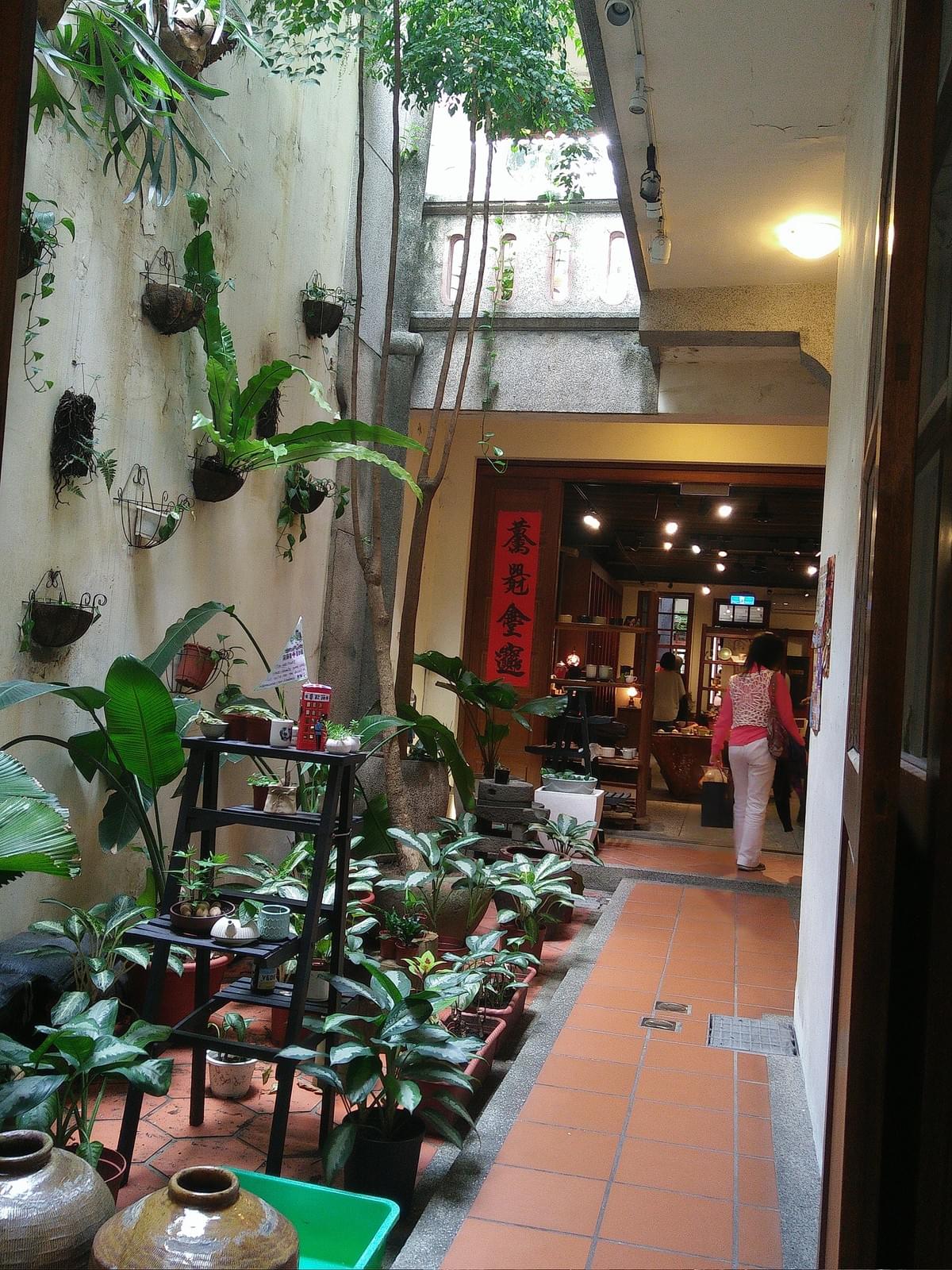 店家裡的天井。(照片來源/作者提供) 店家裡的天井。(照片來源/作者提供)