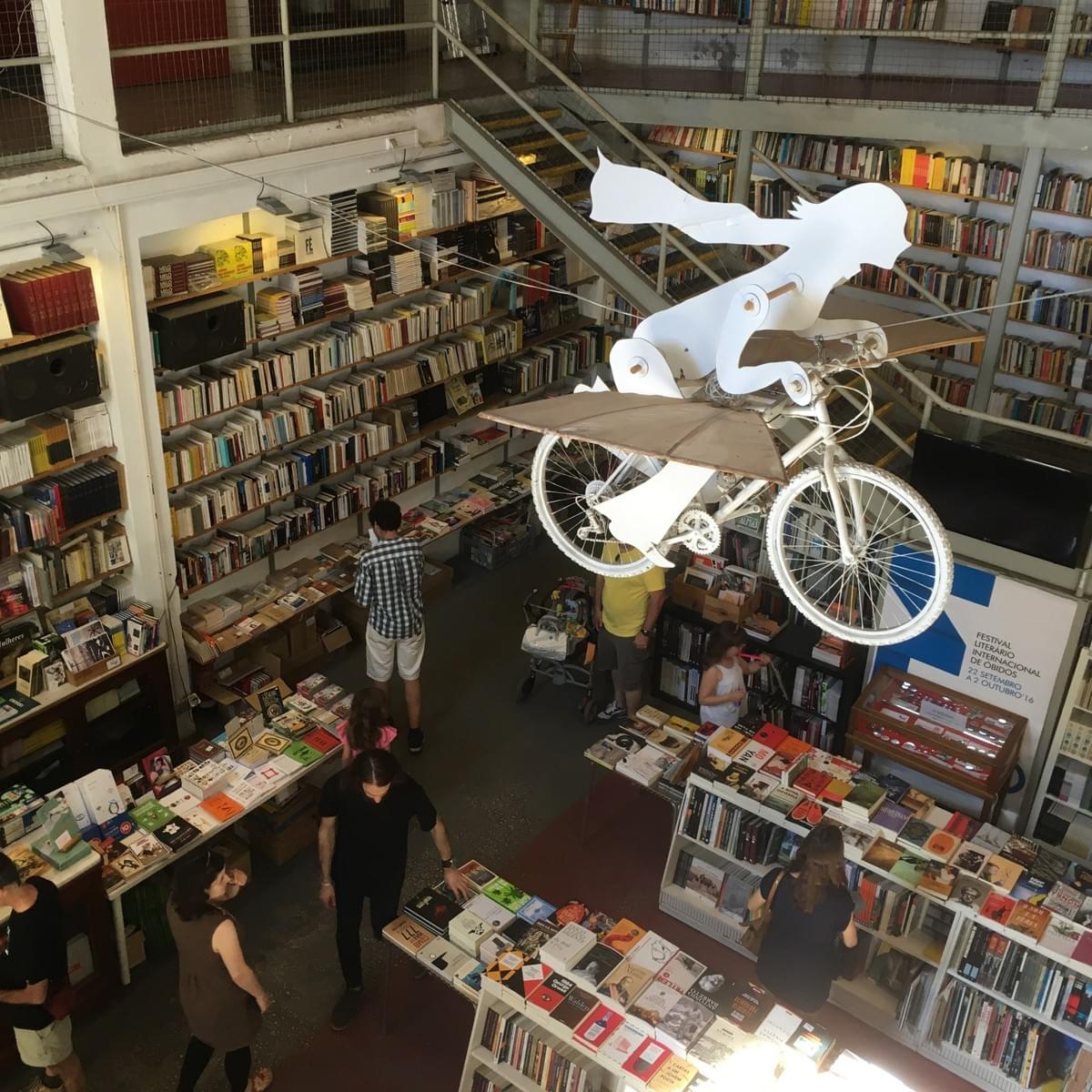 Ler Devagar 書店裝置藝術。書店二樓販賣三款有關裝置藝術的明信片,每張一歐元,所得將提供老爺爺研發作品。(照片來源/作者提供) Ler Devagar 書店裝置藝術。書店二樓販賣三款有關裝置藝術的明信片,每張一歐元,所得將提供老爺爺研發作品。(照片來源/作者提供)