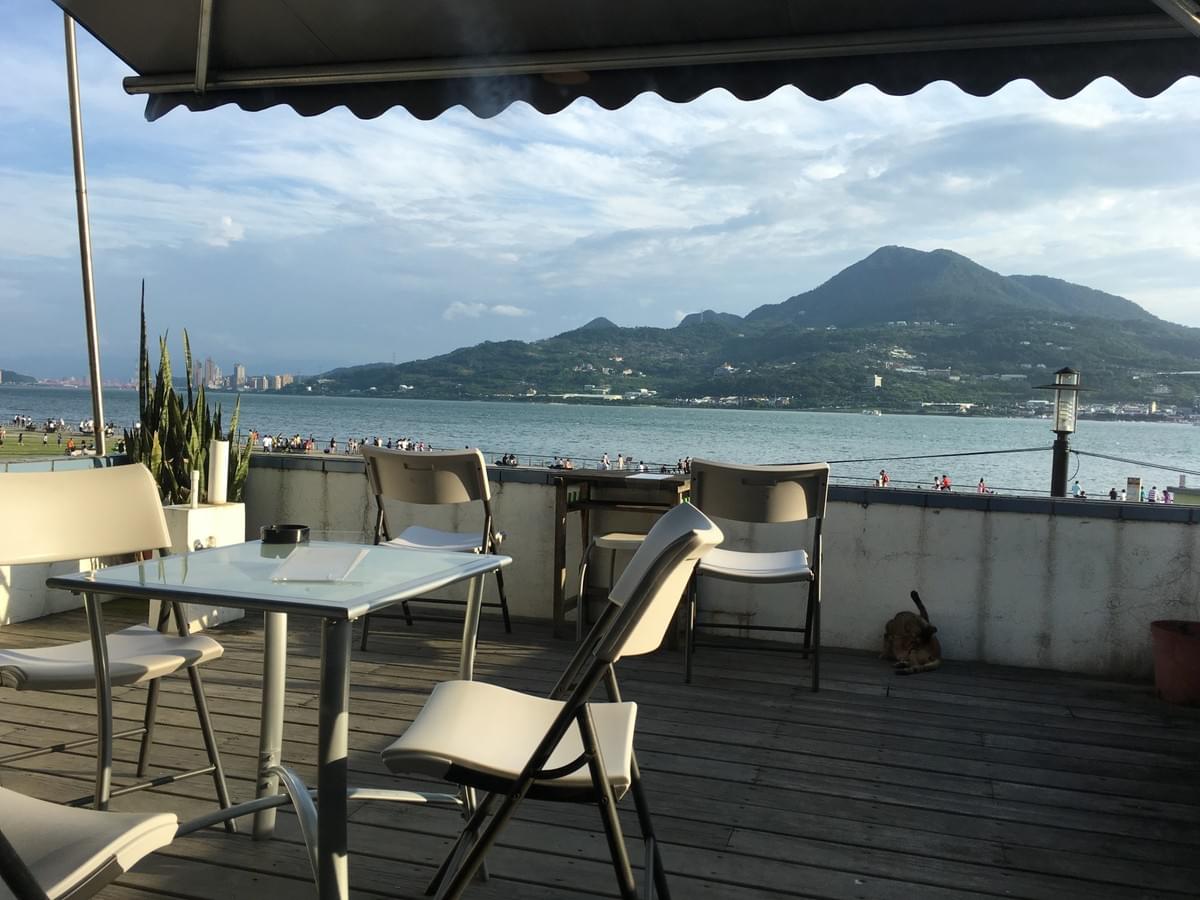 從有河Book書店外的露台看著淡水河與觀音山,風景是一首永遠有新靈感的詩。有河歇業後由朋友接手原店,翻修店面,並將店名改為「無論如何」。(照片來源/作者提供) 從有河Book書店外的露台看著淡水河與觀音山,風景是一首永遠有新靈感的詩。有河歇業後由朋友接手原店,翻修店面,並將店名改為「無論如何」。(照片來源/作者提供)