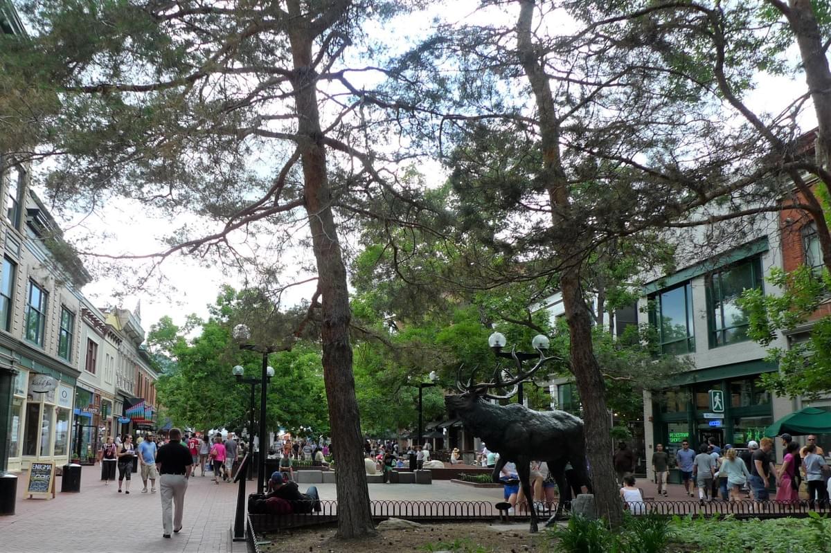 珍珠街Pearl Street 是博德最熱鬧的一條藝術街,假日人潮眾多。(照片來源/作者提供) 珍珠街Pearl Street 是博德最熱鬧的一條藝術街,假日人潮眾多。(照片來源/作者提供)