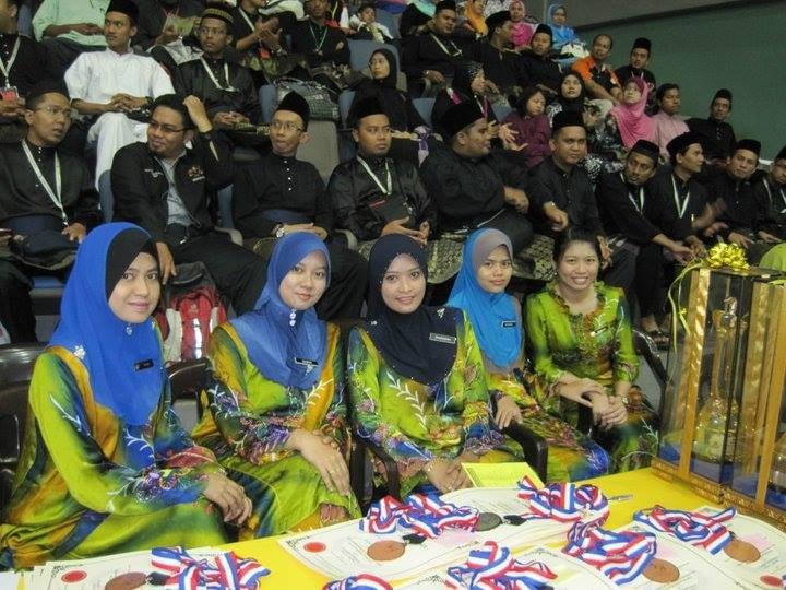 與馬來穆斯林前同事參與正式場合,後方男士身穿Baju Melayu。(照片來源/作者提供) 與馬來穆斯林前同事參與正式場合,後方男士身穿Baju Melayu。(照片來源/作者提供)