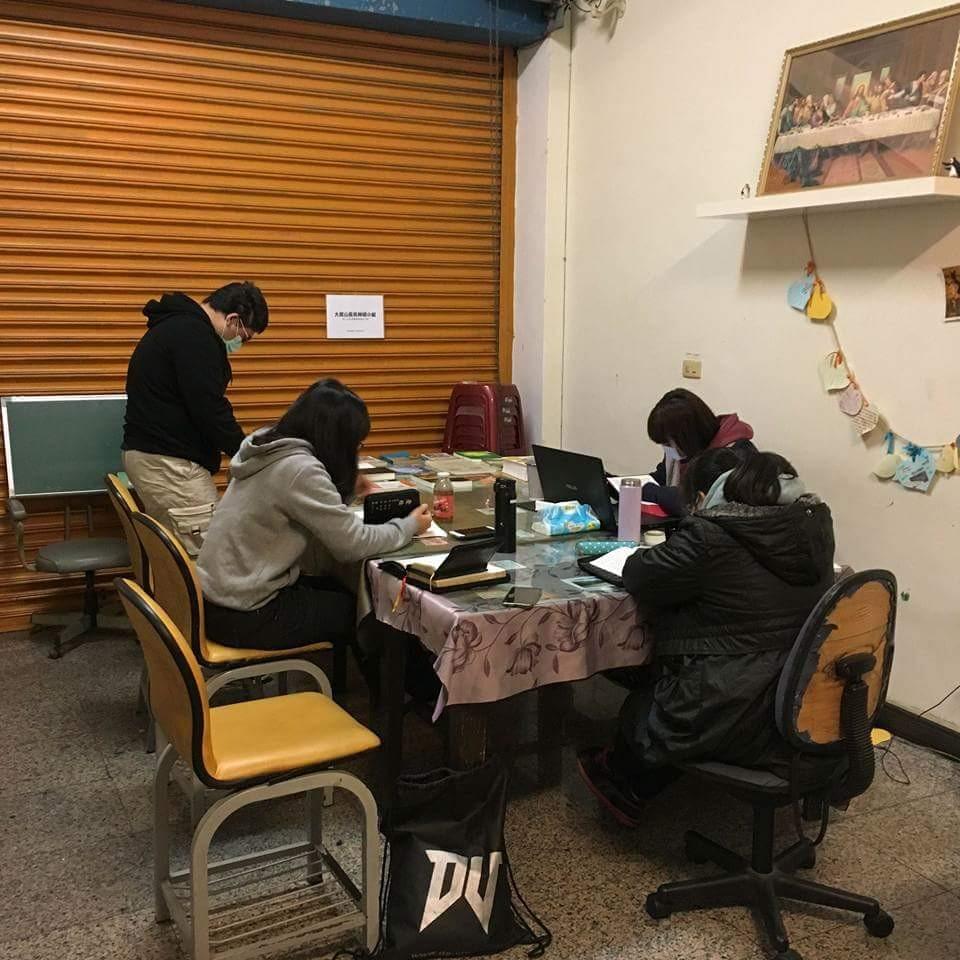 神研小組查考聖經。(照片來源/作者提供) 神研小組查考聖經。(照片來源/作者提供)