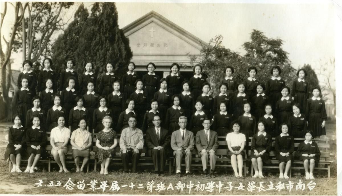 前排左二:初三導師吳弘英老師、 左三:初一、初二導師馬珍寶老師。(照片來源/作者提供) 前排左二:初三導師吳弘英老師、 左三:初一、初二導師馬珍寶老師。(照片來源/作者提供)