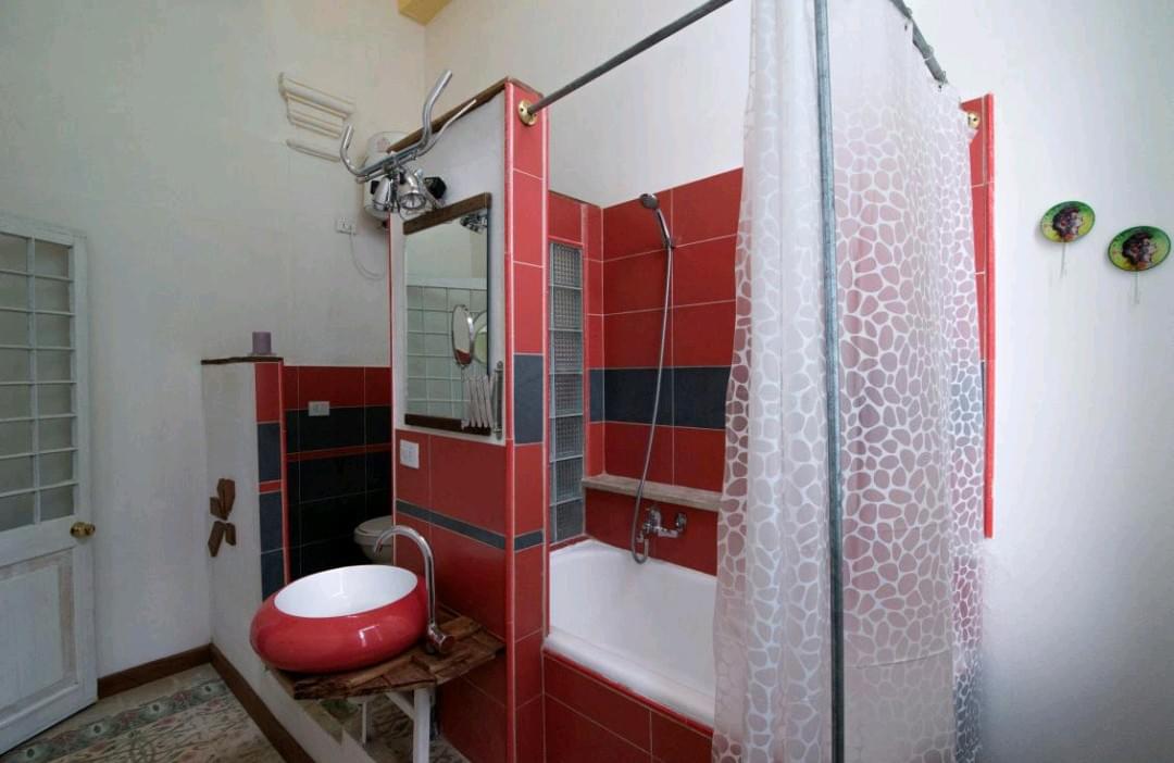 With red modern tiles, this bathroom is clean and convenient. With red modern tiles, this bathroom is clean and convenient.
