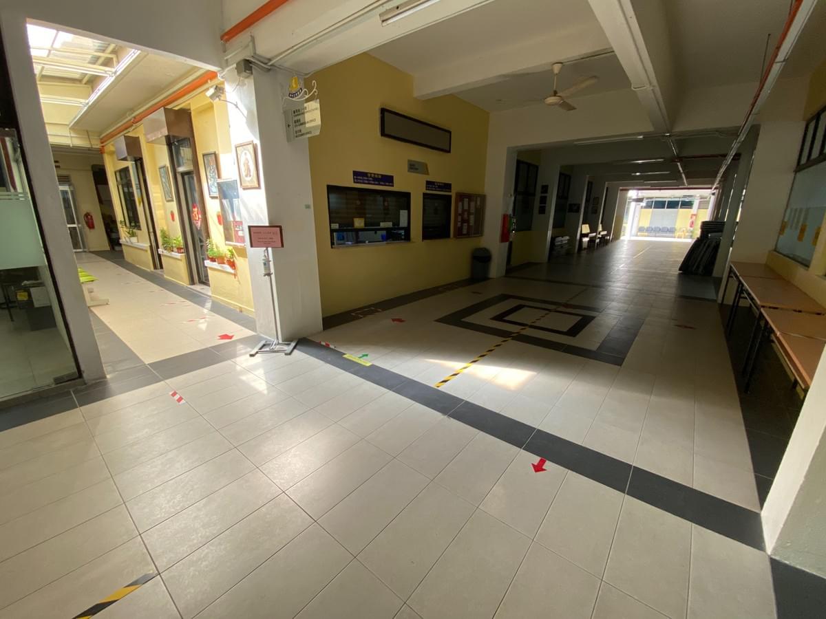 钟灵独中遵守教育部的标准作业程序(SOP),执行校园疫情防控工作,在校区范围设立多个条规和告示,设置人行道单向动线,避免学生接触与聚集。 (照片由钟灵独中提供) 钟灵独中遵守教育部的标准作业程序(SOP),执行校园疫情防控工作,在校区范围设立多个条规和告示,设置人行道单向动线,避免学生接触与聚集。 (照片由钟灵独中提供)