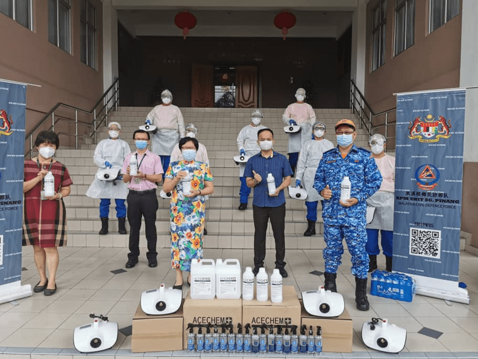 巴生光华独中于6月18日率先完成消毒工作。前排左二:佘琼风校长,前排右二:Acechem Resources S/B杨金辉总经理 巴生光华独中于6月18日率先完成消毒工作。前排左二:佘琼风校长,前排右二:Acechem Resources S/B杨金辉总经理
