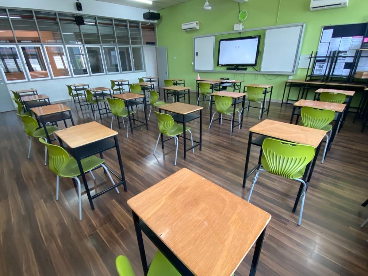 校方将一个班级学生安排在两间教室上课,其中一半以面授教学,另一班则透过视频连线方式上课。教室座椅排位也维持1米的距离,确保学生复课后保有社交距离,及在最佳防疫环境下上课。(照片由钟灵独中提供) 校方将一个班级学生安排在两间教室上课,其中一半以面授教学,另一班则透过视频连线方式上课。教室座椅排位也维持1米的距离,确保学生复课后保有社交距离,及在最佳防疫环境下上课。(照片由钟灵独中提供)