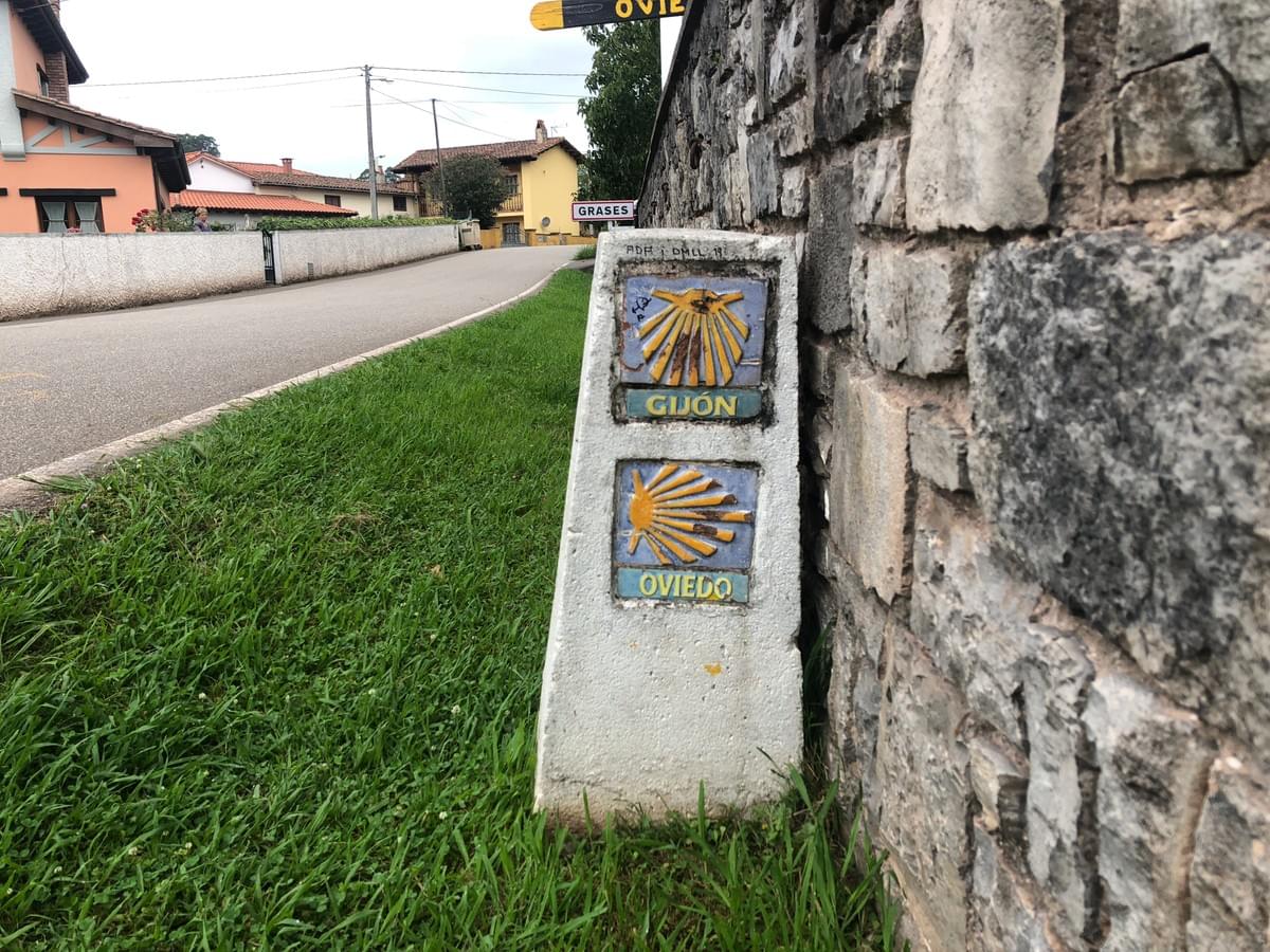 在Villaviciosa可選擇直走,往Gijón完成海岸之路,或左轉往Oviedo前進,接續原始之路 在Villaviciosa可選擇直走,往Gijón完成海岸之路,或左轉往Oviedo前進,接續原始之路