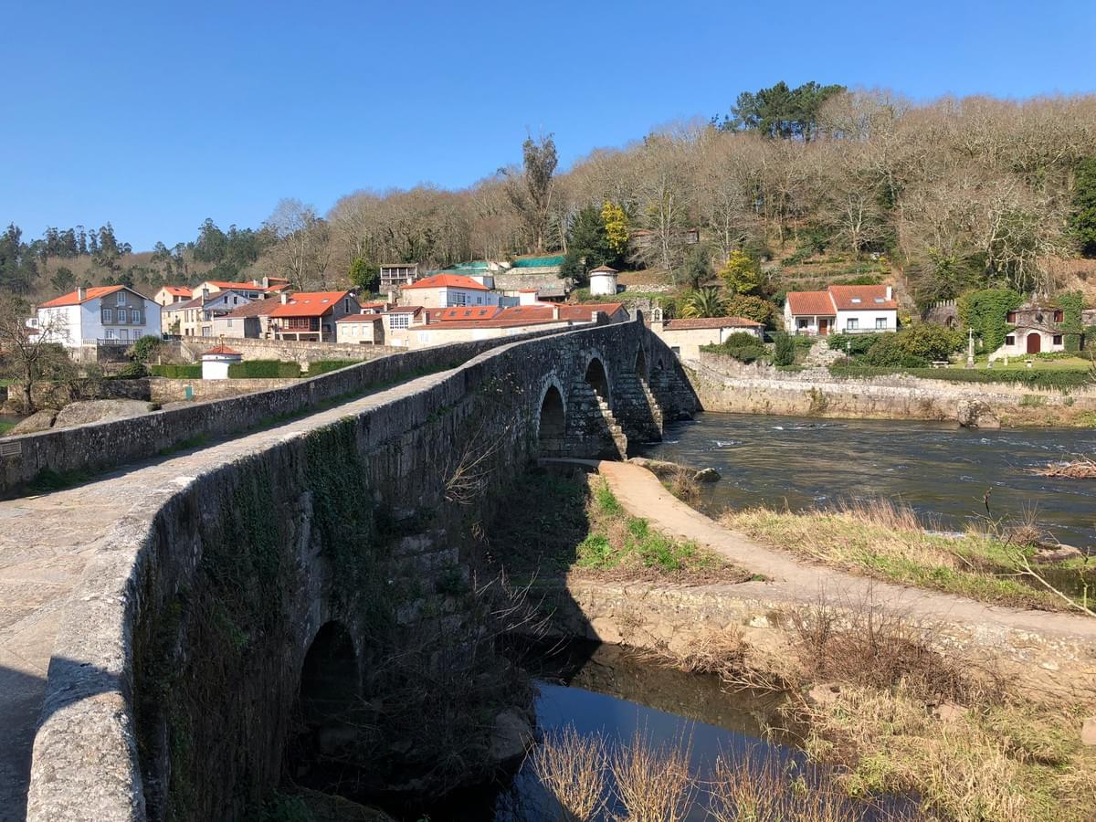 這座Ponte Vella將小鎮一分為二 這座Ponte Vella將小鎮一分為二